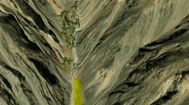 Satellite view of the last stretch: the road end in yellow, the walking track in red, 15 minutes on foot to the target zone.